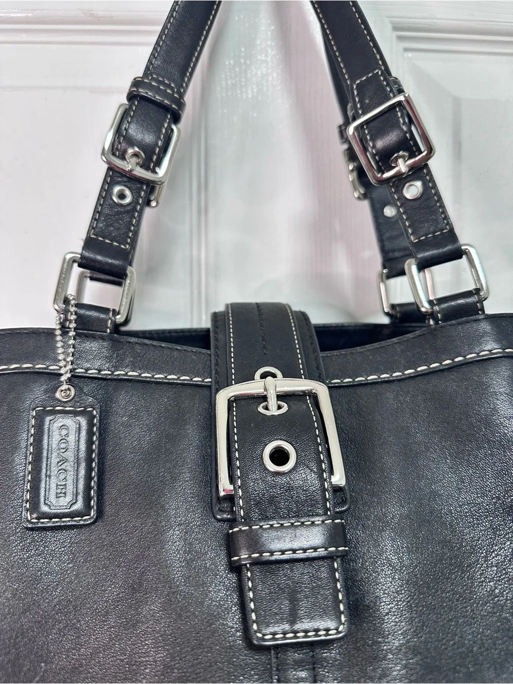Coach buckle shoulder center